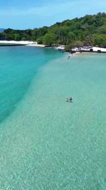 Tayland 'daki Koh Kham Adası' nın el değmemiş turkuaz suları ve beyaz kumlu kıyılarıyla büyüleyici güzelliğini keşfedin. Rahatlayın, yüzün ve yemyeşil sularla çevrili bu tropik cennetin tadını çıkarın..
