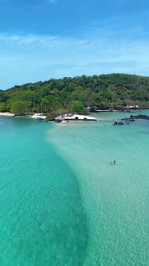 Tayland 'daki Koh Kham Adası' nın nefes kesici güzelliğini keşfedin, büyüleyici turkuaz sular, el değmemiş plajlar ve yemyeşil ormanlar. Doğa aşıkları ve maceracılar için ideal bir kaçış..
