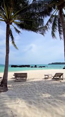 Sallanan palmiye ağaçları ve canlı turkuaz sularla çevrili Koh Kham Adası Tayland 'ın yumuşak kumlarında rahatlayın. Huzurlu ortamın ve çarpıcı kıyı manzarasının tadını çıkar. Huzurlu bir kaçış için mükemmel..