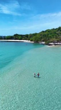 Turkuaz sular ve yumuşak kumlu plajlar gezginleri Tayland 'daki Koh Kham Adası' na davet ediyor. Ziyaretçiler bu tropik cennette güneşin altında yüzmeyi ve dinlenmeyi severler. Huzurlu bir kaçış için mükemmel..