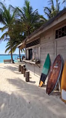 Tayland 'daki Koh Kham Adası' nın el değmemiş kumlarında dinlenin. Turkuaz suların yemyeşil palmiyelerle buluştuğu yerde. Sörf tahtaları sahilde, heyecan arayanları dalgaları yakalamaya ve güneşi emmeye davet ediyor..