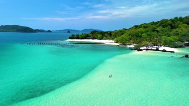 Tayland 'daki Koh Kham Adası' nın dinginliğini tecrübe edin, yumuşak beyaz kumların kristal berrak turkuaz sularla buluştuğu yer..