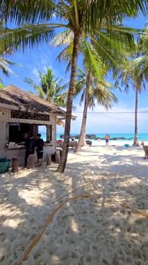 Tayland 'daki Koh Kham Adası' nın sakin güzelliğini keşfedin kumlu sahillerin masmavi sularla buluştuğu yeri. Palmiye ağaçları, ziyaretçiler güneşin ve hareketli atmosferin tadını çıkarırken yavaşça sallanıyor. Bu gerçek bir tropik kaçış..