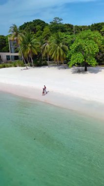 Tayland 'daki Koh Kham Adası' nın güzelliğini deneyimleyin. Yalnız bir gezgin el değmemiş beyaz kumsalda gezinirken..