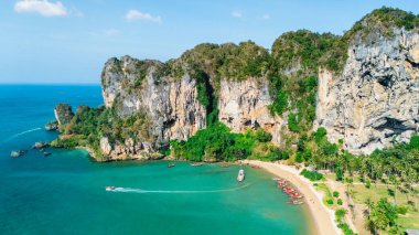 Işıldayan turkuaz sular Tayland 'ın Krabi kentindeki Tonsai Sahili' nin el değmemiş kıyı şeridini kucaklıyor..