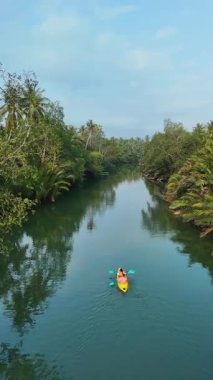 Chumphon Tayland 'da canlı tropikal yeşillikler ve barışçıl doğa tarafından kucaklanan sakin sularda süzülen yalnız bir kanocu gibi huzur kendini gösteriyor. Doğanın kalbine mükemmel bir kaçış..