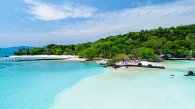 Tayland 'da el değmemiş plajların zümrüt sularıyla buluştuğu Koh Kham Adası' nın güzelliğini keşfedin. Ziyaretçiler, tropik bir cennet ortasındaki güneş ışığı, dinlenme ve manzaranın keyfini çıkarıyorlar..