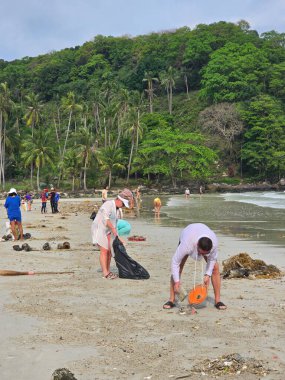 Koh Kood, Tayland, 13 Mart 2025. Gönüllüler, çarpıcı manzarayı ve deniz yaşamını korumak için bir plaj temizliğine katılmak üzere toplandılar..