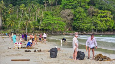 Koh Kood, Tayland, 13 Mart 2025. Gönüllüler bir plaj temizleme etkinliğine katılmak için toplandılar. Plastik atıkları ve çöpleri toplamak için.