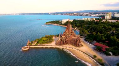 Pattaya, Tayland 'ın çarpıcı kıyıları boyunca uzanan muhteşem Doğruluk Mabedi' ni keşfedin..