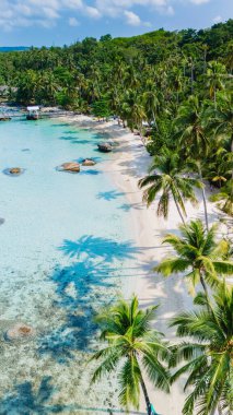 Tayland 'daki Koh Kood Adası' nın havadan görünüşü el değmemiş beyaz kumlu sahillerini ve bereketli palmiye ağaçlarıyla çevrili turkuaz sularını sergiliyor ve tropik cennet cazibesini artırıyor.
