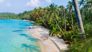 Tayland 'daki Koh Kood Adası' nın büyüleyici sahil manzarasını keşfedin. Berrak turkuaz suların bereketli palmiye ağaçlarıyla buluştuğu yer. Hayalinizdeki tatil için mükemmel bir yer.