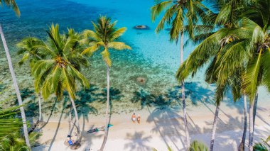 Tayland 'daki Koh Kood Adası' nın nefes kesici ve çarpıcı güzelliğini keşfedin. Kristal berrak suları, el değmemiş yumuşak plajları ve bölgeyi çevreleyen gür palmiye ağaçları.