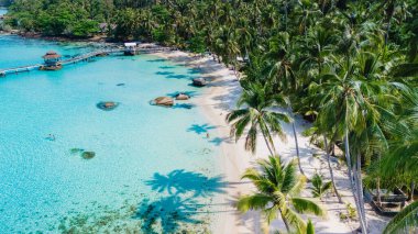 Bu çarpıcı hava görüntüsü Koh Kood Adaları 'nın kumlu kıyılarını, berrak turkuaz sularını ve bereketli palmiye ağaçlarını yakalar.