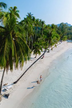 Altın kumlar ve berrak turkuaz sular Koh Kood Adası, Tayland 'da rahatlamak için mükemmel bir zemin oluşturur..