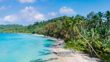 Tayland 'daki Koh Kood Adası' nın nefes kesici kıyı şeridi turkuaz sularını, yemyeşil sularını ve tatil kaçamakları için mükemmel olan el değmemiş bir sahil cennetini muhteşem bir şekilde sergiliyor.