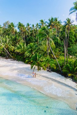Tayland 'daki Koh Kood Adası' nın dingin güzelliğini keşfedin. Bereketli palmiyeler ve berrak turkuaz sularla romantik bir sahil kaçışının tadını çıkarın. Rahatlamak ve dinlenmek için mükemmel bir yer.