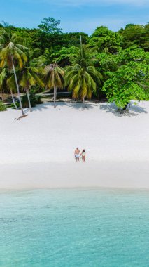 Çiftler, yemyeşil ve kristal berrak sularla çevrili Koh Mak 'ın el ele tutuşmuş el ele yürüyorlar. Tayland 'daki gizli mücevherler cennetine huzurlu bir kaçış..