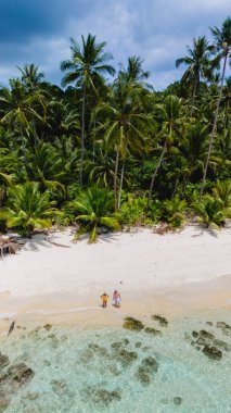 Tayland 'ın Koh Kood Adası' ndaki sakin bir plajda kristal berrak sular ve sallanan palmiyeler var. Bu da onu tüm yıl boyunca dinlenmek ve gençleşmek için mükemmel kılıyor.