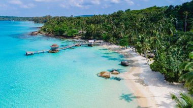 Tayland 'daki Koh Kood Adası' nın nefes kesici güzelliğini tecrübe edin. Kristal berrak sular ve yemyeşil tropikal manzaralar.