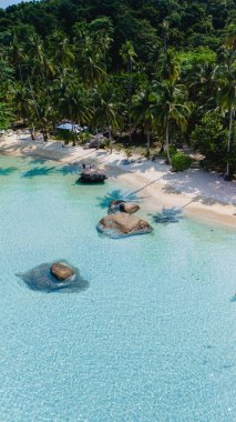 Turkuaz suları, kumlu plajları ve yemyeşil palmiyeleriyle Koh Kood Adası Tayland 'nın nefes kesici hava manzarasının tadını çıkarın. Bu gerçekten büyüleyici bir tropik cennet.