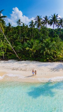 Tayland 'ın Koh Kood Adası' ndaki berrak suları ve bereketli tropikal bitki örtüsüyle nefes kesen ve nefes kesici bir sahilin nefes kesici ve güzel manzarasını izleyin.