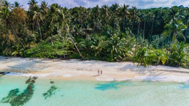 Tayland 'daki Koh Kood Adası' nın nefes kesici tropikal güzelliğini keşfedin. Yumuşak, el değmemiş kumlu plajlar ve bereketli palmiye ağaçları sergilenmektedir.