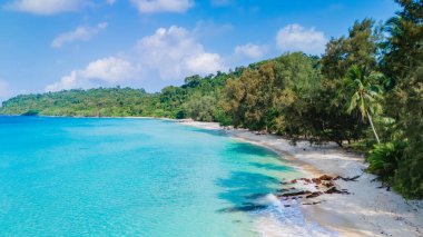 Tayland 'daki Koh Kood Adası' nın nefes kesen hava görüntüsünü deneyin. Güzel bir şekilde el değmemiş kumsalını, pırıl pırıl turkuaz sularını ve yemyeşil tropikal yapraklarını sergiliyor.