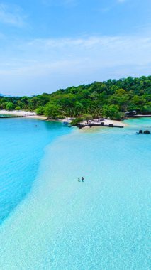 Berrak turkuaz sular Koh Mak ve yakınlarındaki Koh Kham Adası 'nda yumuşak kumlu sahillerle buluşarak güneşlenenler ve doğa aşıkları için Tayland' da mükemmel bir kaçış sağlayan sakin bir tropik cennet yaratıyor.