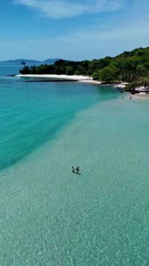 Koh Mak ve Koh Kham Adası 'nın nefes kesici güzelliğini keşfedin. Kristal berrak turkuaz suların el değmemiş plajlarla buluştuğu yer. Ziyaretçiler Tayland 'daki bu tropikal cennette huzurlu bir kaçışın tadını çıkarıyorlar.