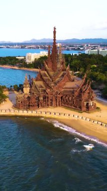 Doğruluk mabedinin karmaşık ahşap mimarisine hayret, Pattaya Tayland kıyıları boyunca kurulmuş ruhani bir mücevher. Güneş batarken okyanusun ve çevrenin çarpıcı manzarasına tanık olun..
