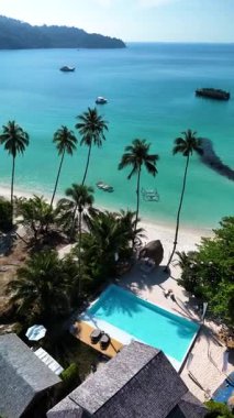 Tayland 'da, el değmemiş turkuaz suların kumlu plajlarla buluştuğu çarpıcı bir tropik cennet keşfedin. Davet havuzu ve sallanan palmiye ağaçları rahatlatıcı bir kaçış sağlar..