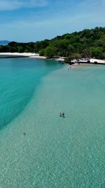 Tayland 'daki Koh Mak ve Koh Kham Adası' nın nefes kesici güzelliğini tecrübe edin. Kristal berraklığında turkuaz sular, kumlu plajlar ve yemyeşil alanlar ziyaretçileri bu cennet kaçamağını keşfetmeye davet ediyor..