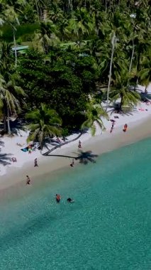 Altın kumlar, canlı bir tropikal cennette kristal berrak sularla buluşur. Ziyaretçiler, Koh Kood Tayland 'ın cazibesini gösteren sallanan palmiye ağaçları altında güneşlenmeyi, yüzmeyi ve dinlenmeyi seviyorlar.