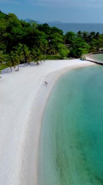 Koh Mak ve Koh Kham Adası 'nın yumuşak beyaz kumları boyunca huzurlu bir sahil yürüyüşü deneyin. Bereketli yeşillik sakin suları çevreleyerek Tayland sahil cenneti manzaralı bir kaçış sunuyor..