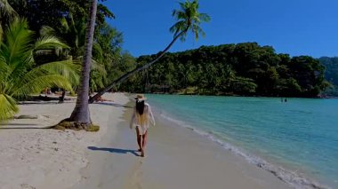 Koh Kood Tayland kıyılarının güzelliğini keşfedin. Kumlu sahillerde gezen gezginler gibi, yemyeşil ve güneşli bir günde sakin turkuaz dalgalarla çevrili..