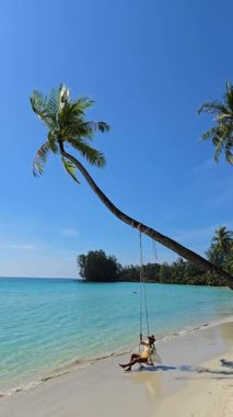 Altın kum ve turkuaz sular, bir insanın yükselen palmiye ağaçlarının altında sallanmaktan hoşlanması nedeniyle zemin hazırlıyor. Sahne, Koh Kood Tayland 'ın tropik güzelliğini ön plana çıkarıyor ve rahatlamaya davet ediyor..