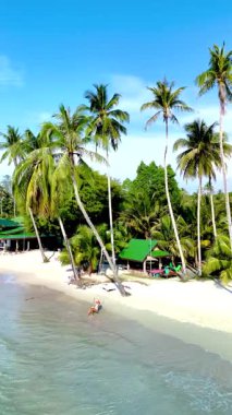 Parlak turkuaz sular, rüzgarda sallanan uzun palmiye ağaçları tarafından çerçevelenmiş el değmemiş kıyıları nazikçe kaplar. Tayland 'daki Koh Kood Adası' nda huzur ve sükuneti davet eden huzurlu bir kaçış bekliyor..