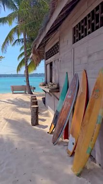 Parlak beyaz kum ve kristal berrak sular Koh Mak Koh Kham Adası Tayland 'da tropik bir cennet yaratır.