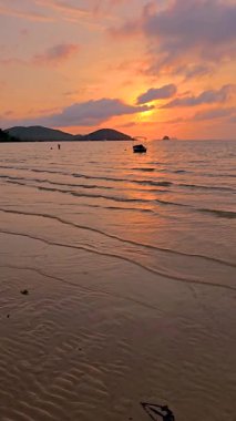 Tayland 'daki Koh Mak Adası' nın sakin suları üzerinde nefes kesici gün batımı manzarası..