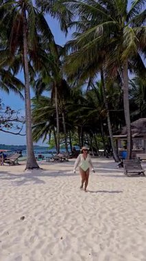 Sıcak kumların açık mavi denizle buluştuğu Koh Mak Koh Kham Adası 'nın güzelliğini yaşayın. Tayland 'da tropikal doğayla çevrili dalgalı avuçların altında boş zamanların tadını çıkar..