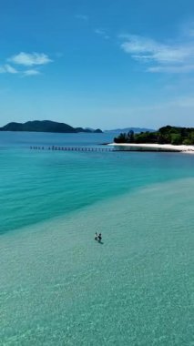 Koh Mak ve Koh Kham Adaları 'nın büyüleyici kıyılarını keşfedin. Turkuaz sularının yumuşak kumlarla buluştuğu. Tayland 'da canlı gökyüzünün altında, tropikal bir cennette huzurlu anların tadını çıkar.
