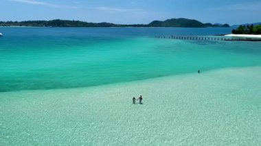 Koh Mak ve Koh Kham, Tayland 'da nefes kesici tropik bir cennet bekliyor. Dalgalar el değmemiş beyaz kuma çarpıyor. Huzurlu günlerin sihrini kıyılarda, doğanın güzelliklerinin arasında yakala..