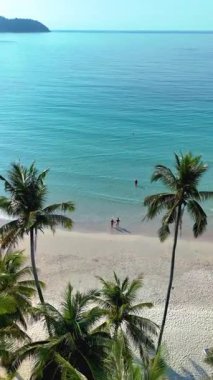 Tayland 'daki Koh Kood Adası' nın huzurlu güzelliğini keşfedin. Ziyaretçiler güneşli plajların, yumuşak dalgaların ve bereketli palmiye ağaçlarının keyfini çıkararak rahatlama ve eğlence için mükemmel bir tropik kaçış yeri yaratıyorlar..