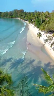 Koh Kood Adası Tayland 'ın güzelliği el değmemiş kumlu sahillerin kristal berrak turkuaz sularla buluştuğu yer. Bereketli palmiye ağaçları, ziyaretçilerin huzurlu ortamın tadını çıkarmaları için sakin bir zemin sağlar..