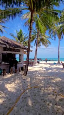 Tayland 'daki Koh Mak Koh Kham Adası' nın sakinliğini keşfedin. Dalgalı palmiyeler ve yumuşak kumlu plajlarla, ziyaretçiler doğanın kalbinde huzurlu bir kaçışın tadını çıkarıyorlar..
