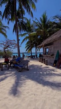 Koh Mak Koh Kham Tayland 'ın kumlu sahillerinde gevşeyin. Palmiye ağaçları rüzgarda sallanırken. Maceracılar güzel okyanus manzarasının tadını çıkarırken su sporlarına katılabilirler. Mükemmel bir kaçış bekliyor.