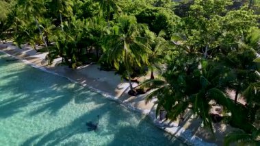 Koh Kood Tayland 'ın nefes kesici kıyı şeridini deneyin, turkuaz sular canlı palmiye ağaçlarının altında yumuşak kumlarla buluşur. Rahatlamak ve kaçmak için mükemmel..