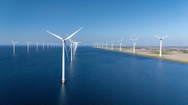 Bu geniş açık deniz yel değirmeni parkı, Hollanda 'daki okyanus yeşili enerji geçişinde rüzgar enerjisini verimli bir şekilde kullanan çok sayıda rüzgar türbini barındırıyor.