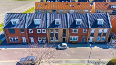 Hollanda 'nın bu banliyö bölgesinde konfor ve sürdürülebilirlik için tasarlanmış bir dizi modern aile evleri bulunmaktadır. Modern aile evleri olan Hollanda Suburban bölgesi, yeni inşa edilmiş modern aile evleri